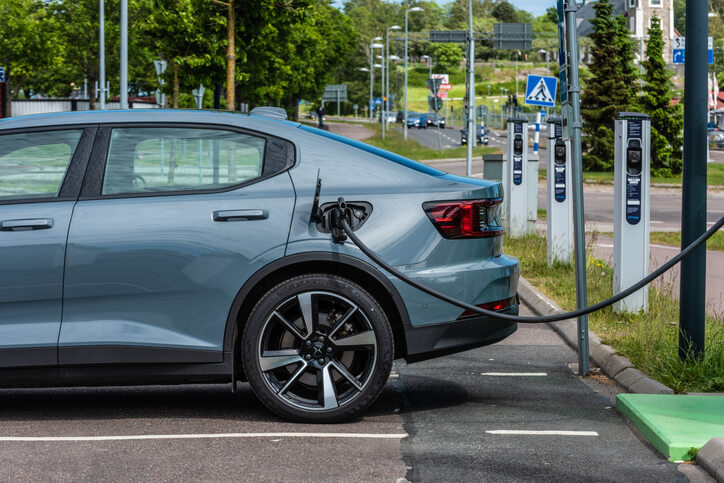 As you’ll discover in auto mechanic school, the Polestar 4 offers fast-charging capabilities