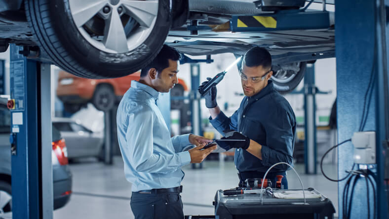 A student in Hybrid and Electrical Mechanic Training explains data to a customer