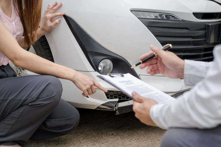 A collision estimating training grad showing a customer a checklist 