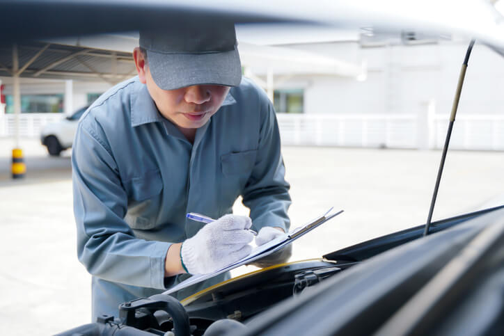 An auto body estimating training grad inspecting a rental car