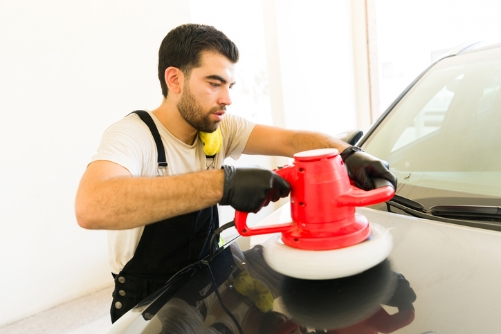 auto detailing grad polishing a car