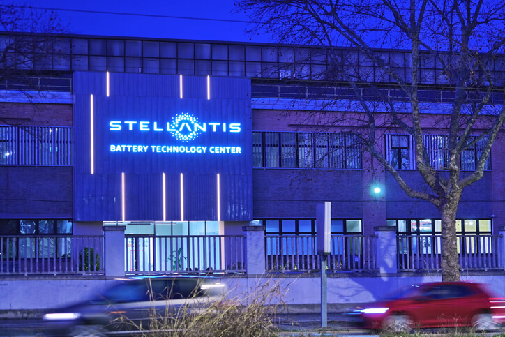 A Stellantis battery technology center to be explored in automotive school